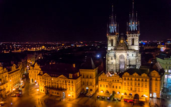 La chiesa di Santa Maria di Týn a Praga di notte, Repubblica Ceca